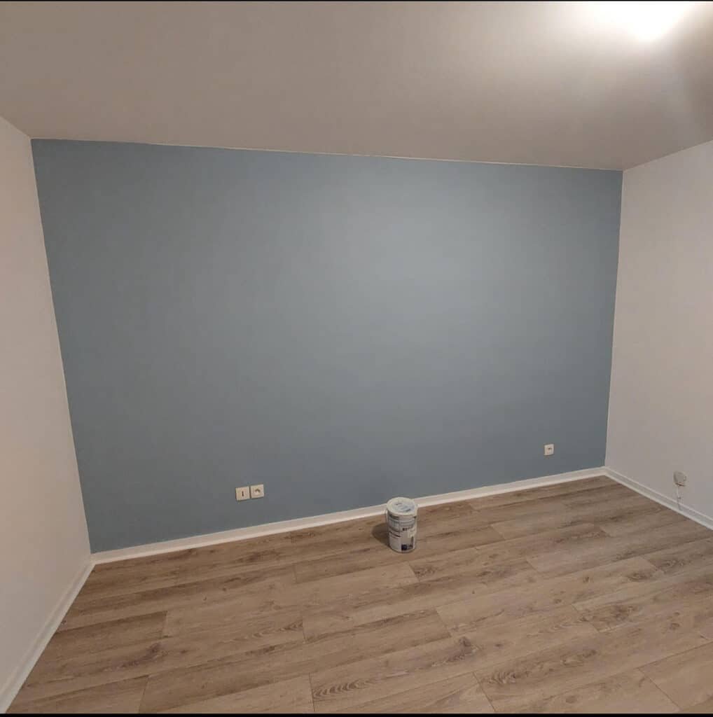 Mur peint en bleu clair et parquet neuf à Rouen