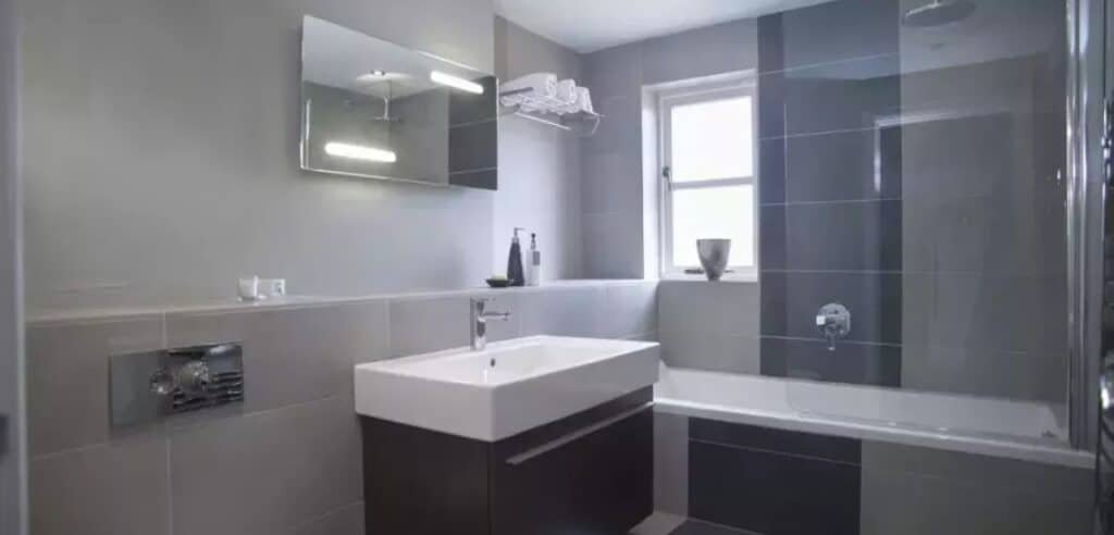 Salle de bain contemporaine en carrelage gris à Rouen